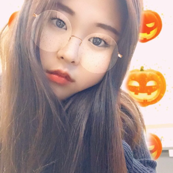 Meet your Posher, Jeeyoon - Picture 1 of 1